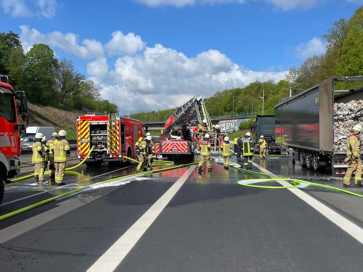 Brennender LKW auf der Autobahn 4 bei Bergisch Gladbach.