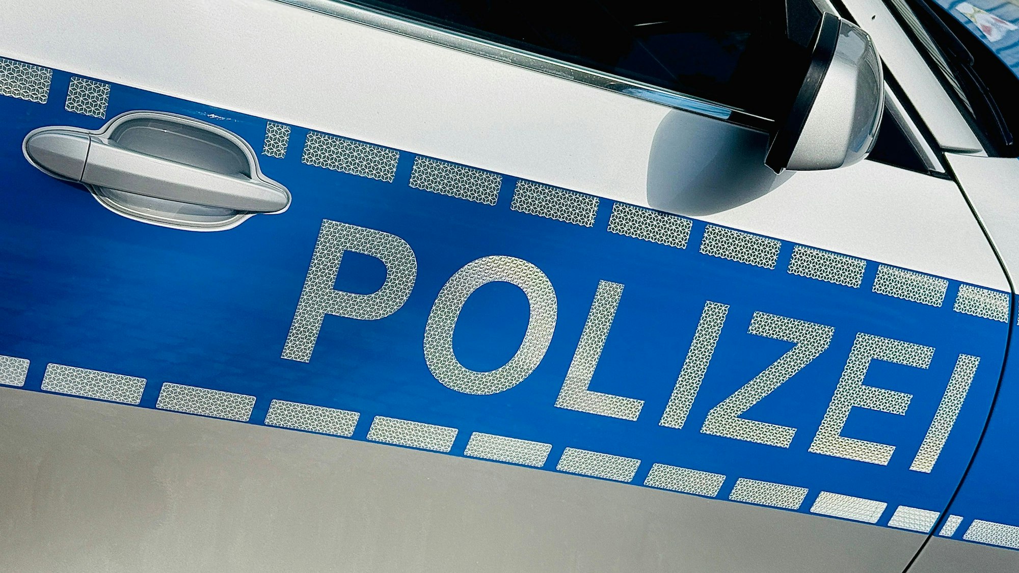 Polizei Aufschrift auf Polizeiauto
