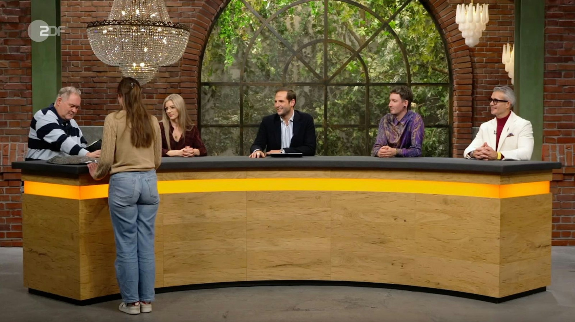 Händler Walter „Waldi“ Lehnertz kaufte das Prunkschild für seine typischen 80 Euro. (Bild: ZDF)