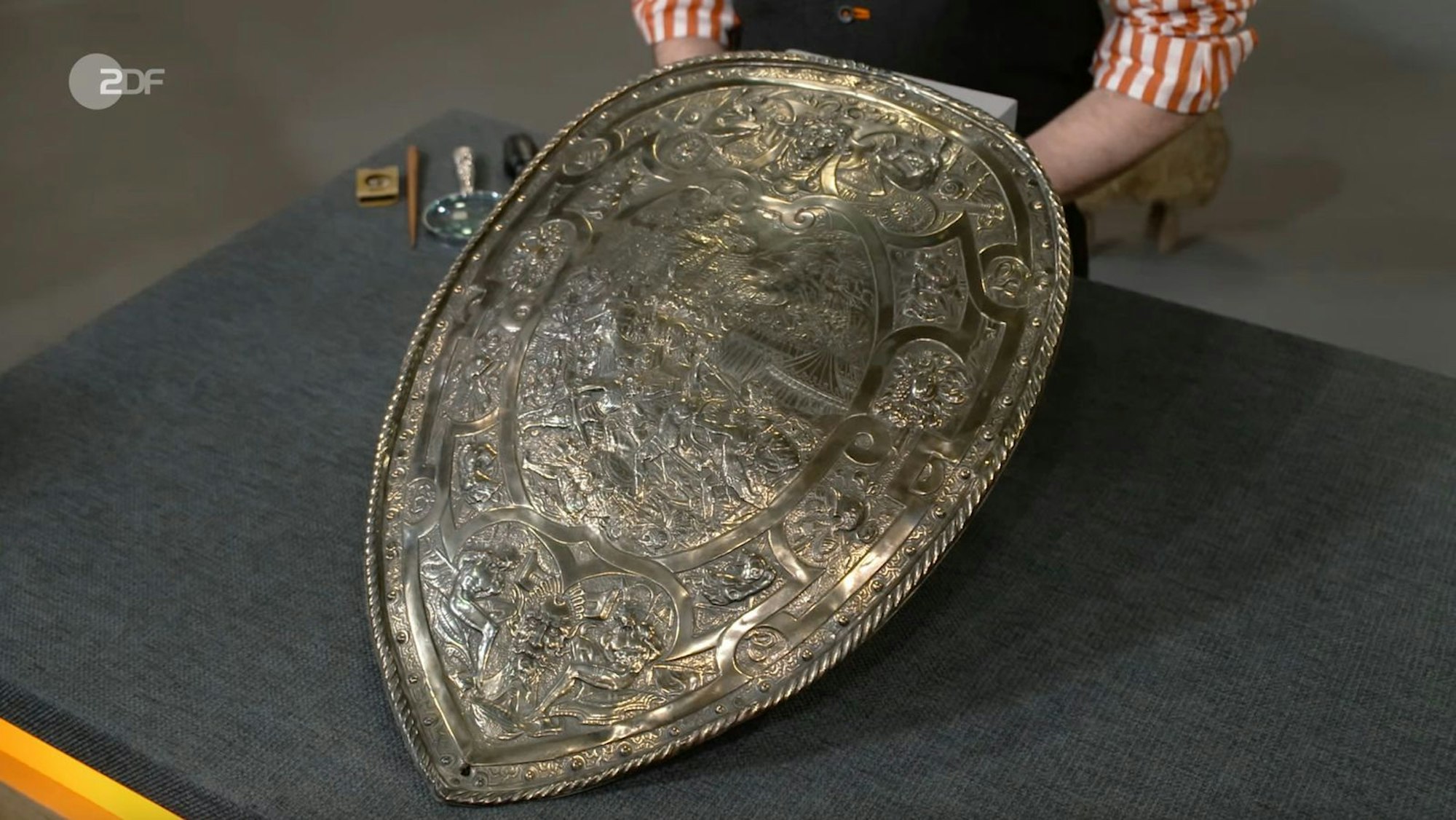 „Wo habt ihr das Ding gefunden?“, wunderte sich Horst Lichter über die Rarität. (Bild: ZDF)