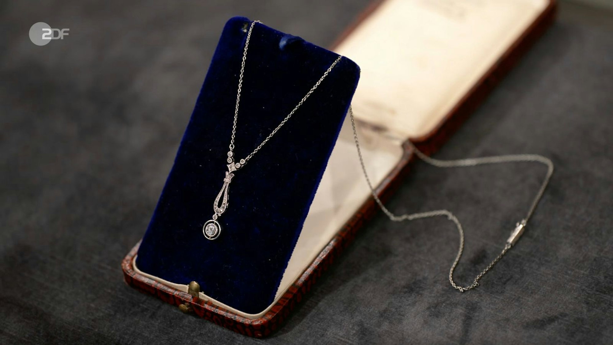 Ein Art-déco-Collier datierte Wendela Horz um 1920.
(Bild: ZDF)