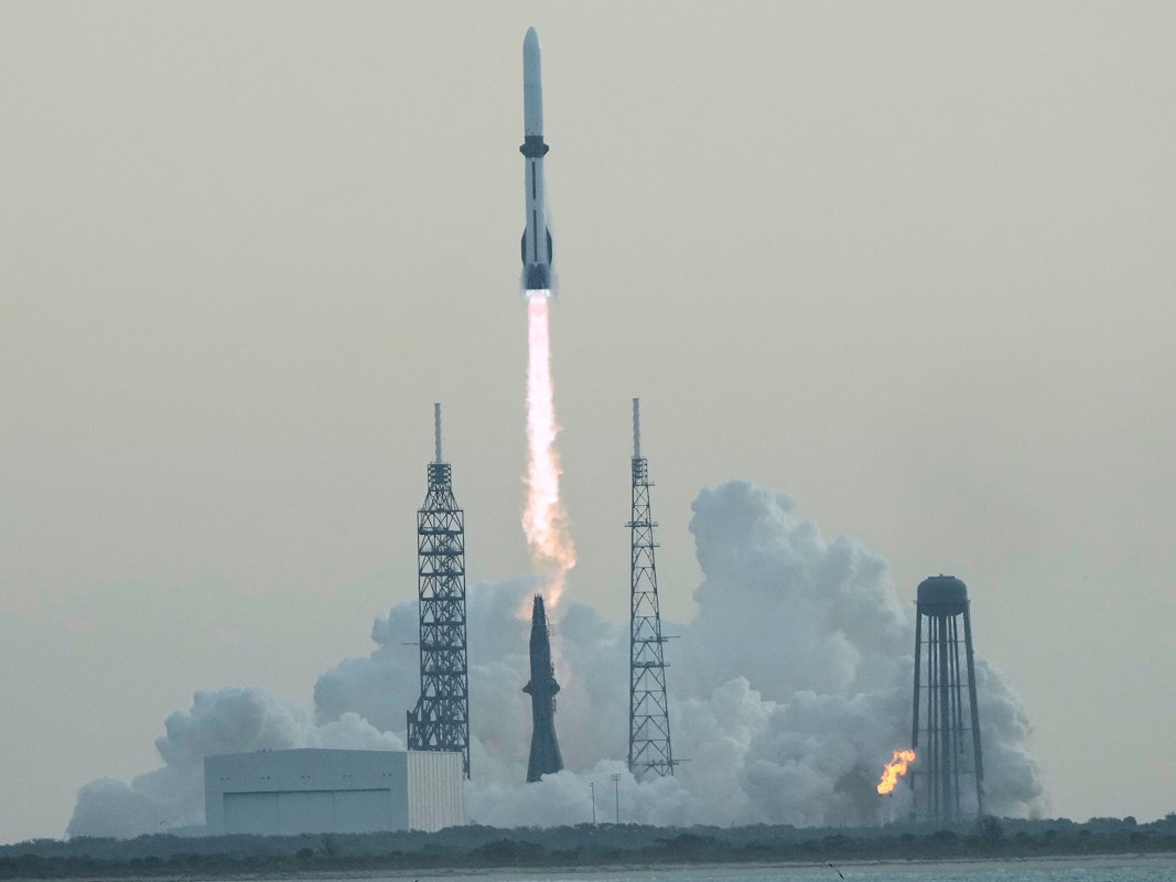 Blue Origin Rakete bringt Satelliten ins All