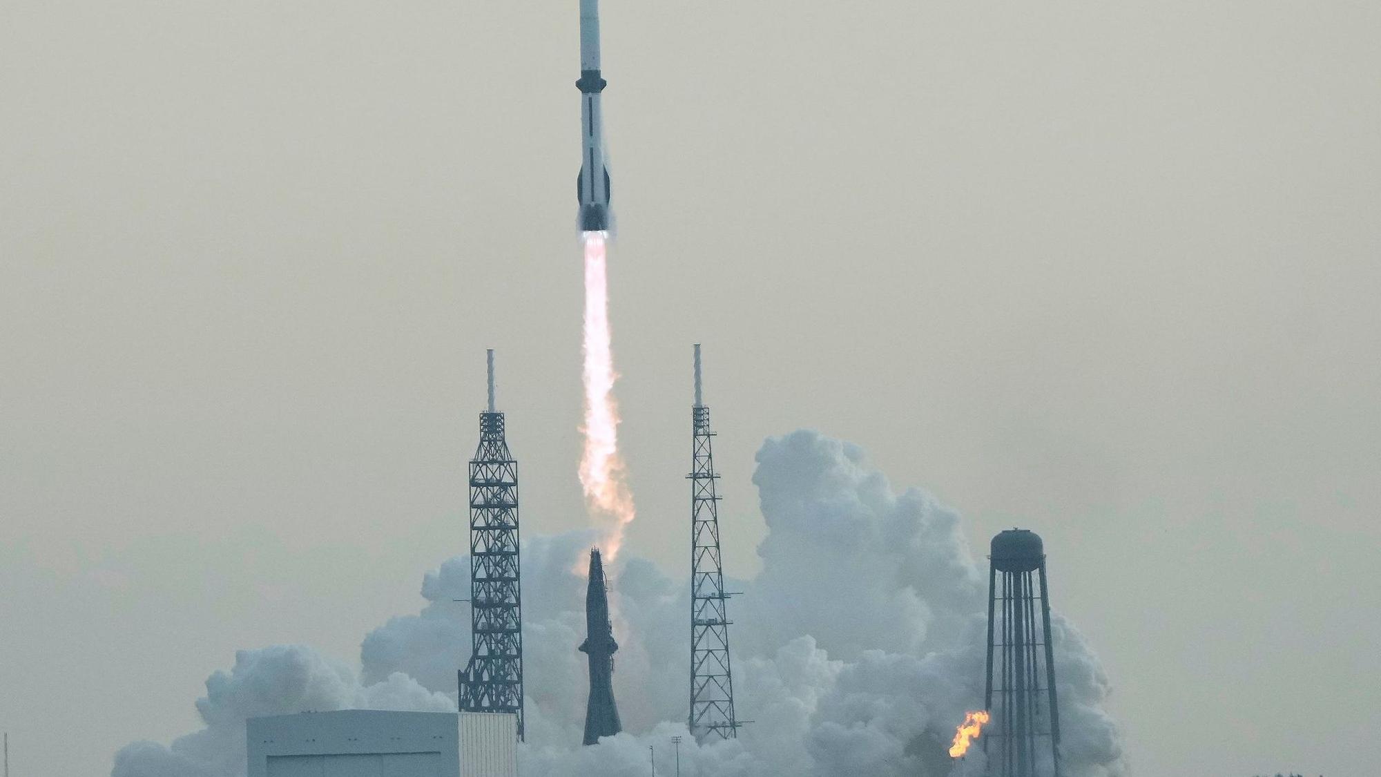 Blue Origin Rakete bringt Satelliten ins All