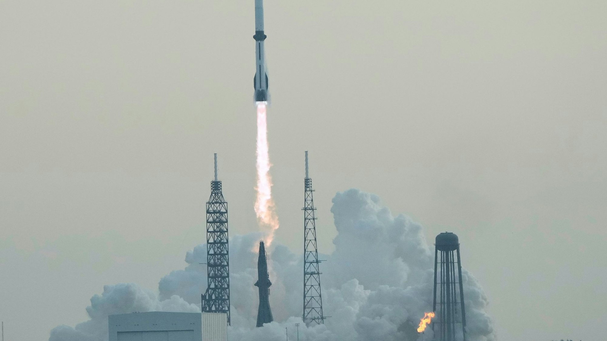 Blue Origin Rakete bringt Satelliten ins All