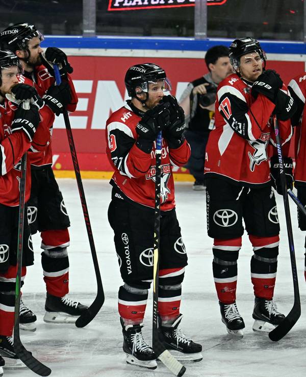 Die Haie-Profis stehen nach dem Playoff-Aus auf dem Eis.