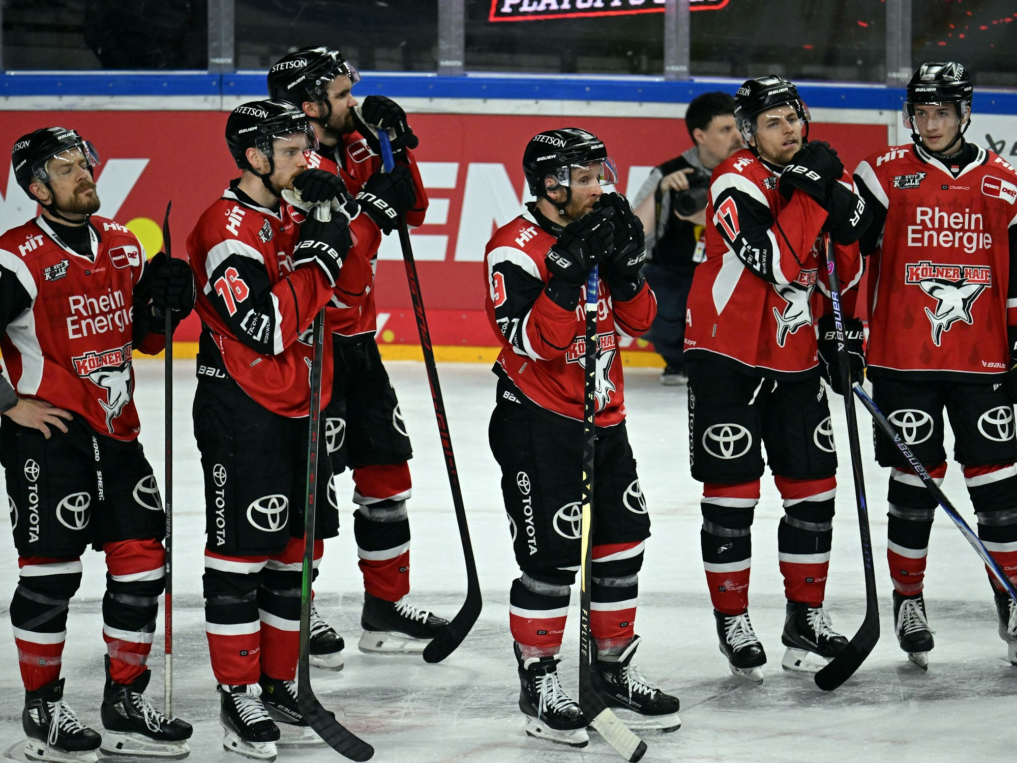 Die Haie-Profis stehen nach dem Playoff-Aus auf dem Eis.