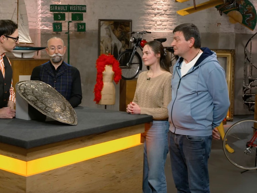 In der Montagsausgabe der ZDF-Trödelshow „Bares für Rares“ sorgte ein rätselhaftes Prunkschild für große Augen. (Bild: ZDF)