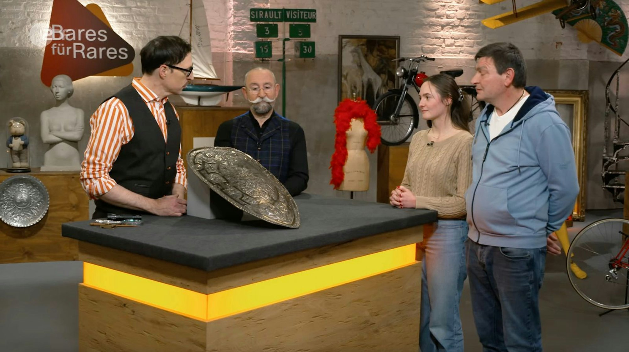 In der Montagsausgabe der ZDF-Trödelshow „Bares für Rares“ sorgte ein rätselhaftes Prunkschild für große Augen. (Bild: ZDF)