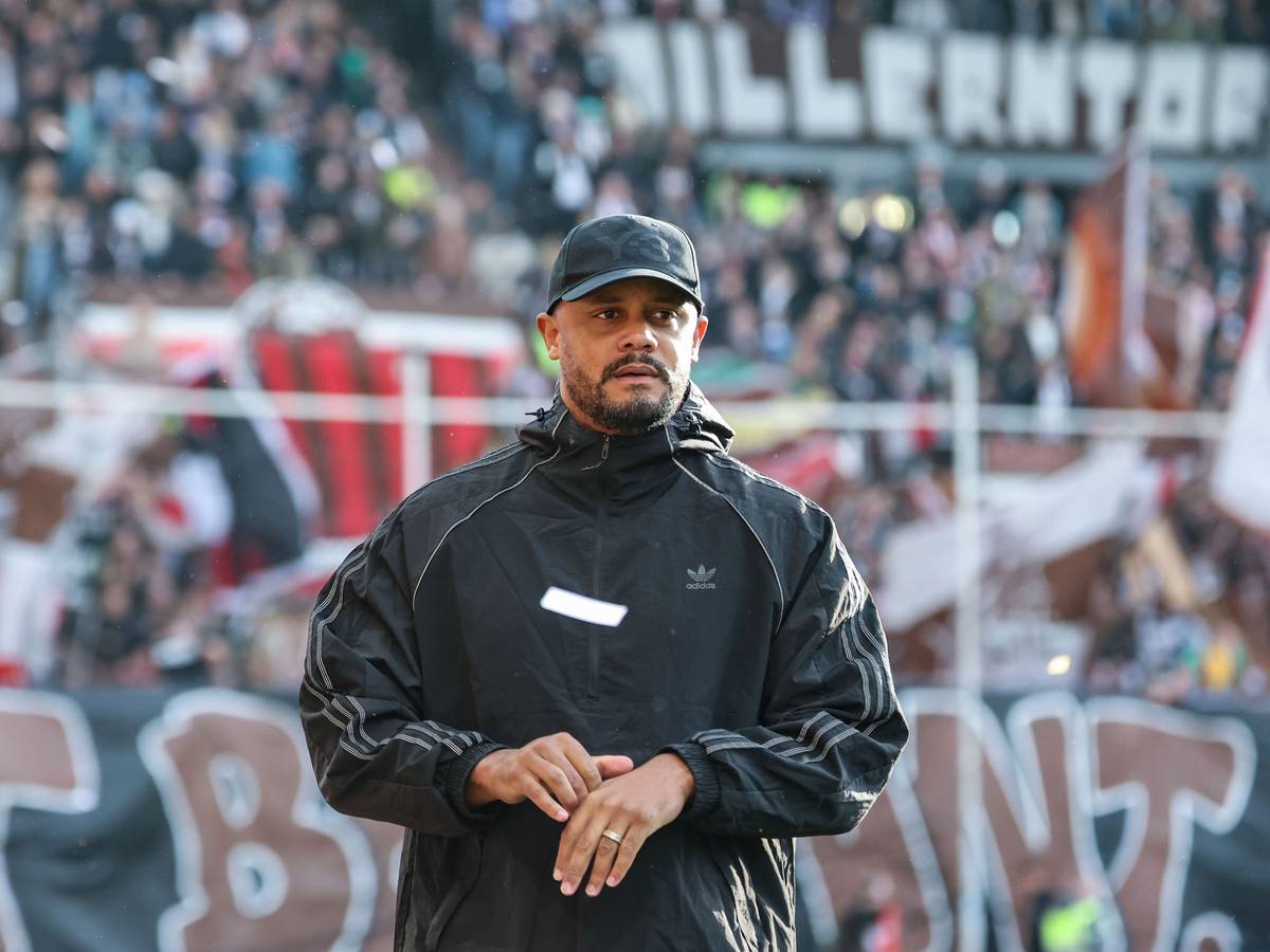 Bayern-Trainer Vincent Kompany fällt an der Seitenlinie durch seinen modischen Stil auf.