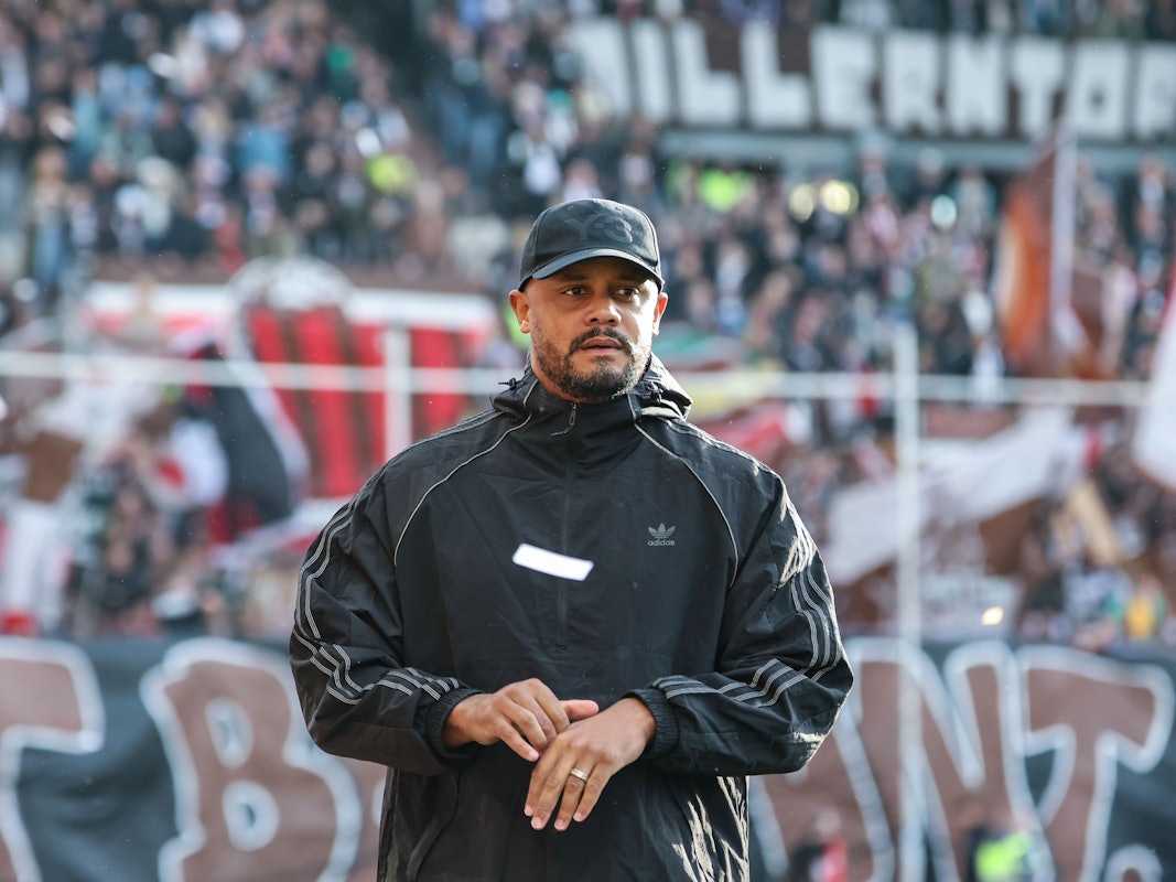 Bayern-Trainer Vincent Kompany fällt an der Seitenlinie durch seinen modischen Stil auf.