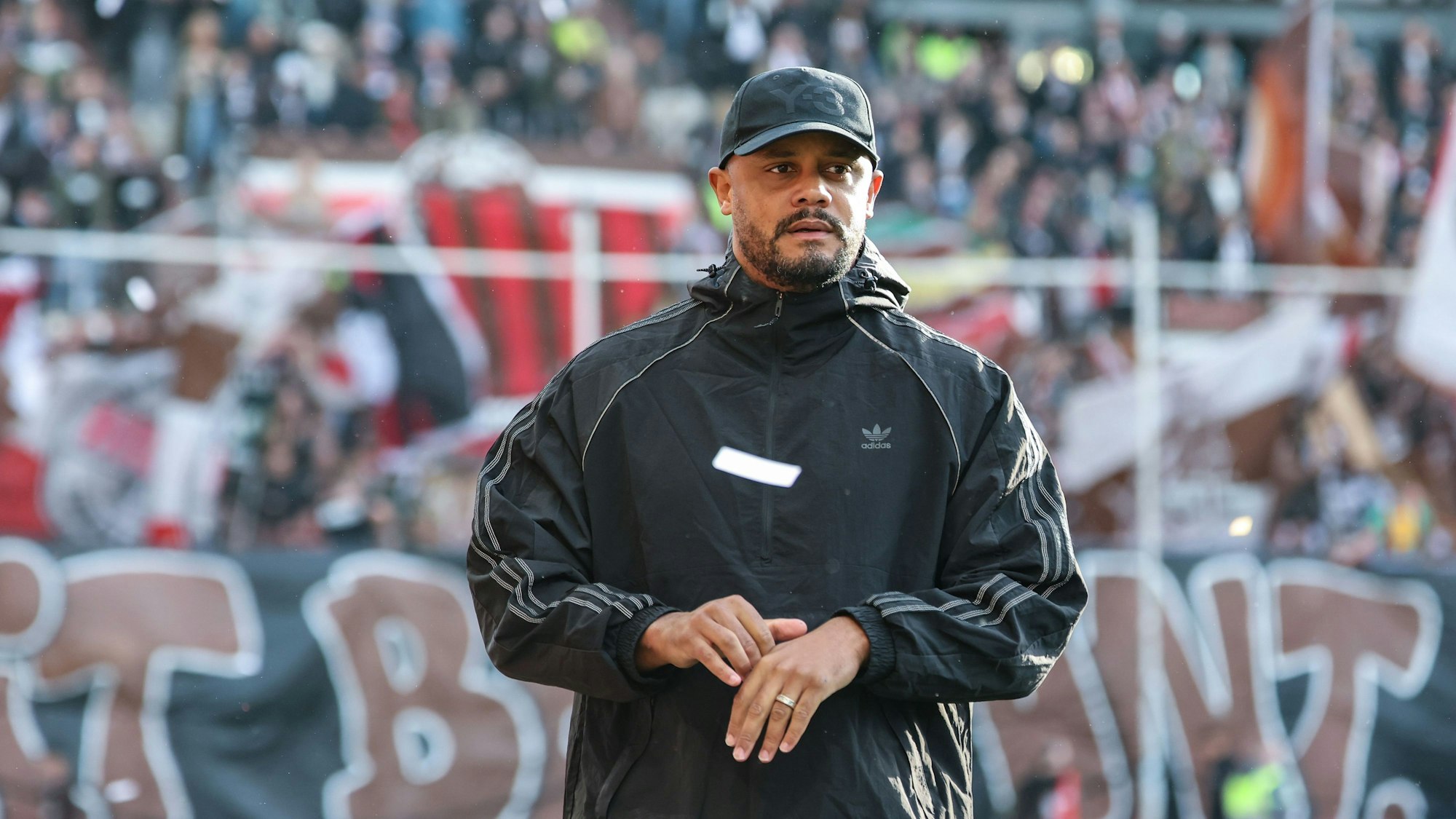 Bayern-Trainer Vincent Kompany fällt an der Seitenlinie durch seinen modischen Stil auf.