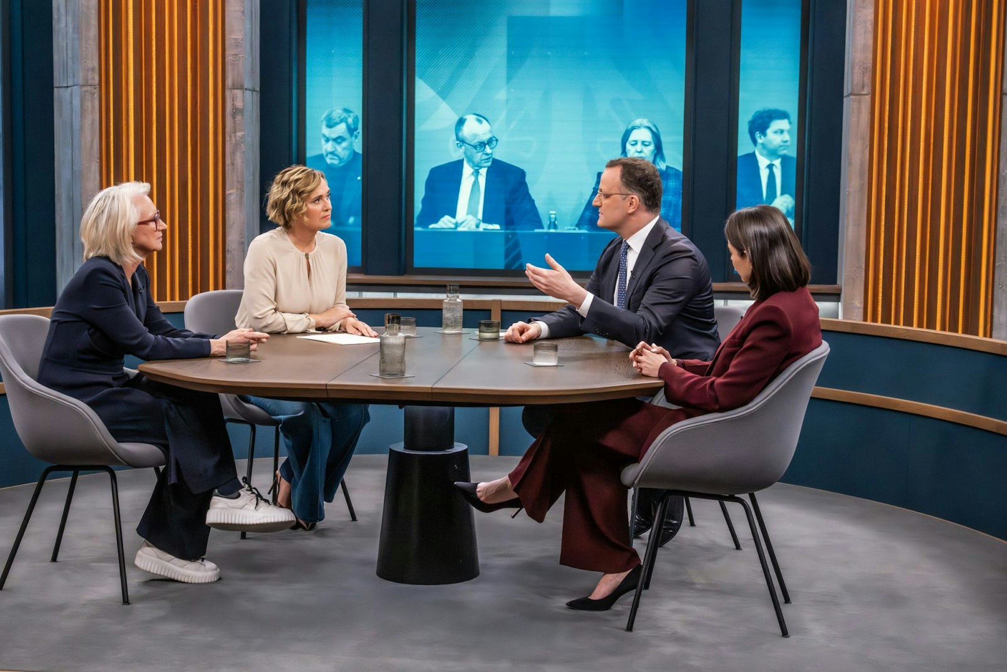 Mit Jens Spahn diskutierten am Sonntagabend Monika Schnitzer (links) und Karina Mößbauer (rechts). (Bild: NDR/Claudius Pflug)