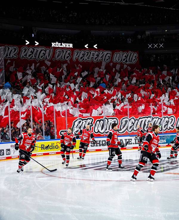 Die Fans der Kölner Haie mit einer Choreo vor dem DEL-Spiel.