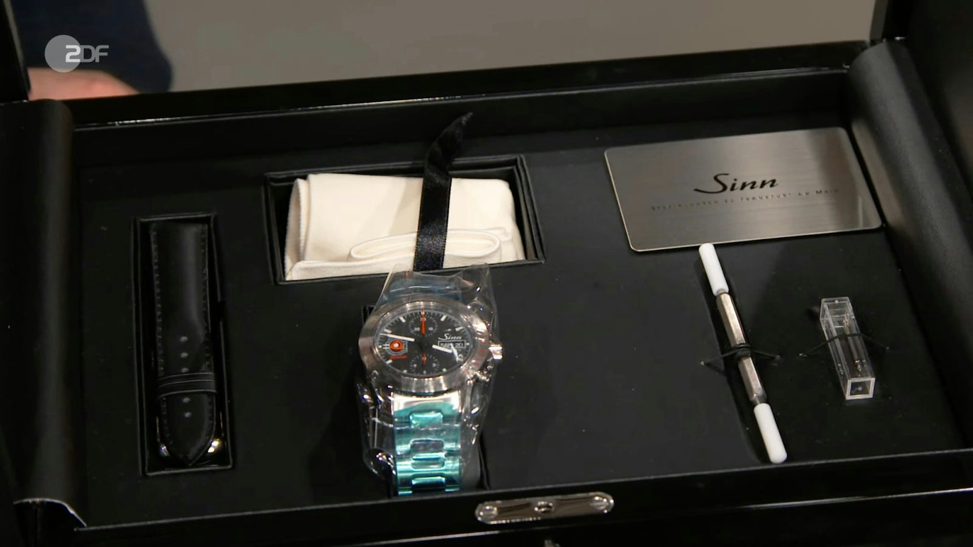 Eine limitierte Uhr von Sinn in Kooperation mit Mazda wurde von Experte Detlev Kümmel auf 2.000 bis 2.500 Euro geschätzt. (Bild: ZDF)