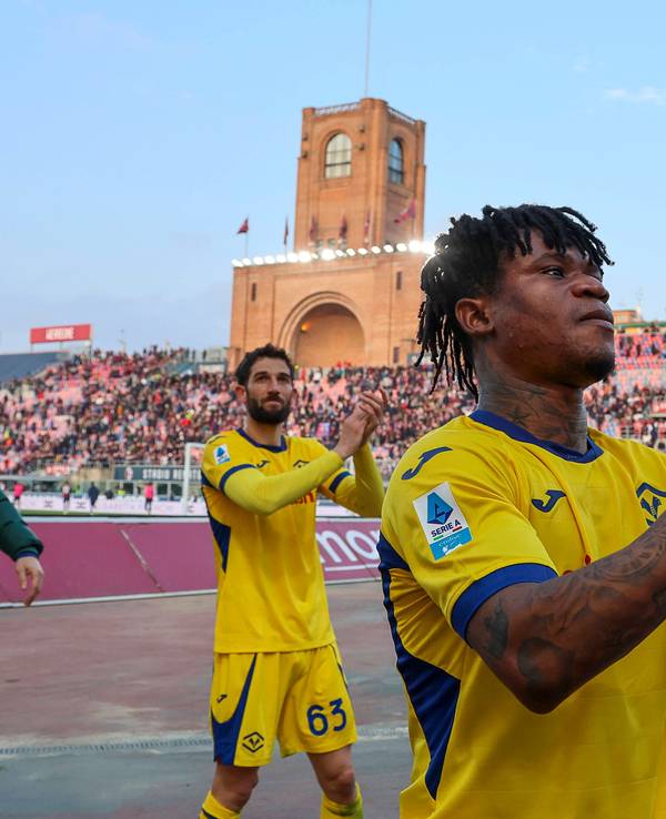 Gift Orban klatscht nach einem Spiel von Hellas Verona in Richtung der Fans.