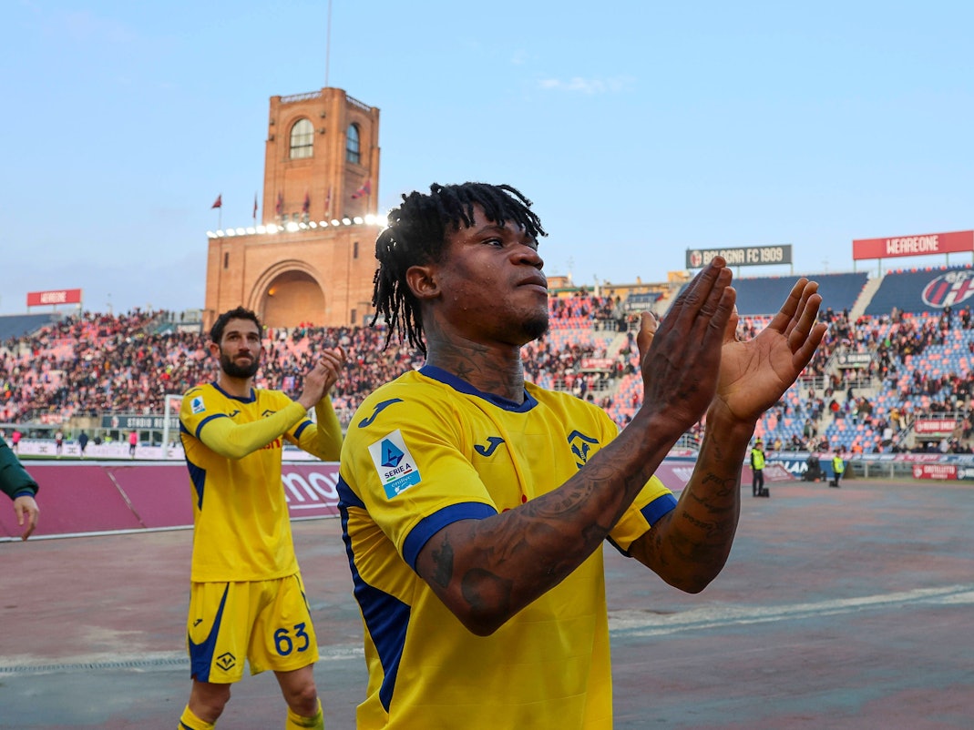 Gift Orban klatscht nach einem Spiel von Hellas Verona in Richtung der Fans.