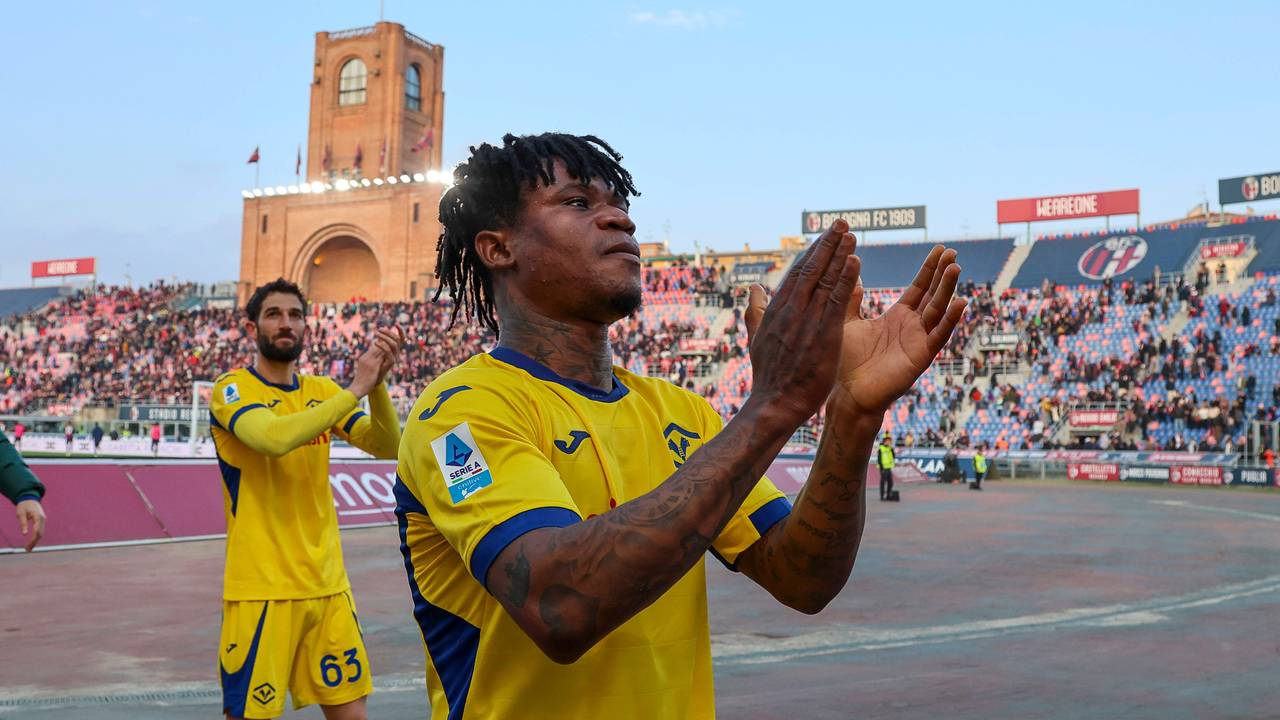 Gift Orban klatscht nach einem Spiel von Hellas Verona in Richtung der Fans.