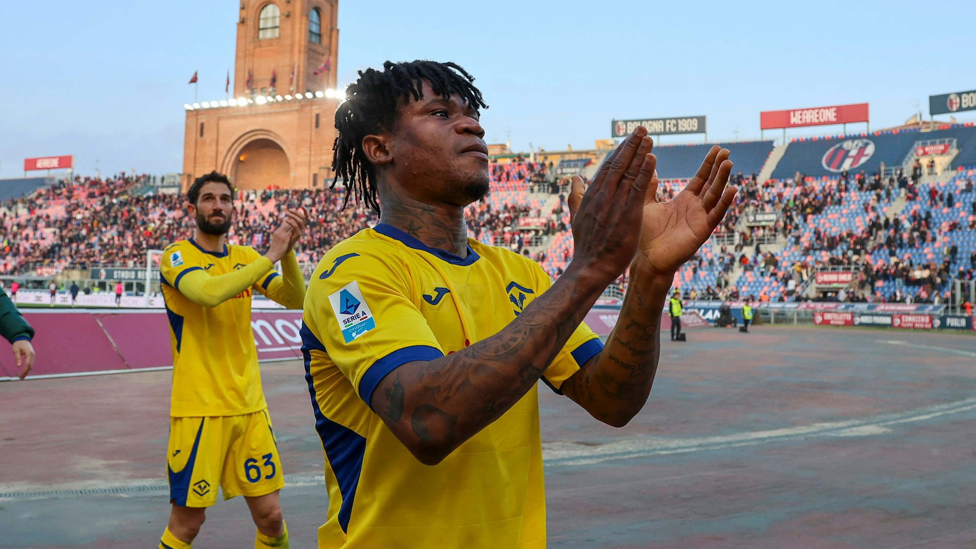 Gift Orban klatscht nach einem Spiel von Hellas Verona in Richtung der Fans.