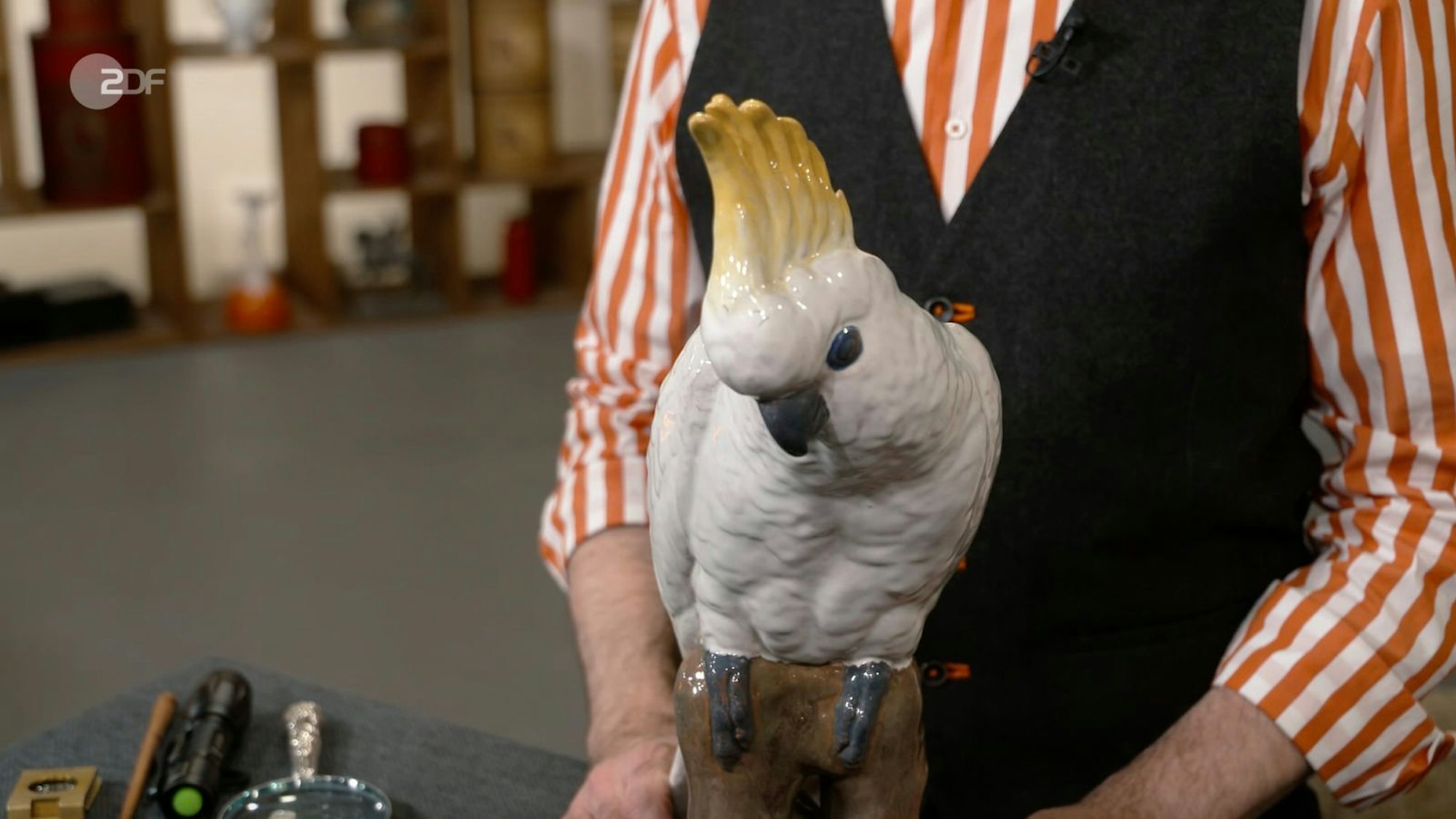 Ein Kakadu der Großherzoglichen Majolika-Manufaktur Karlsruhe datierte Colmar Schulte-Goltz den Entwurf nach 1911 von Emil Pottner. (Bild: ZDF)