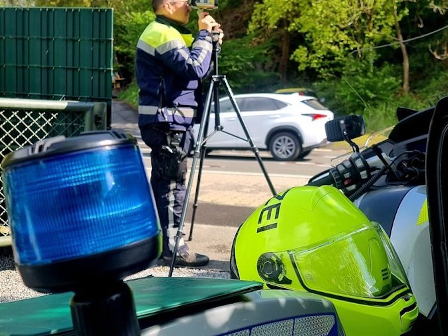 Polizei Mettmann kontrolliert Geschwindigkeit von Verkehrsteilnehmern.