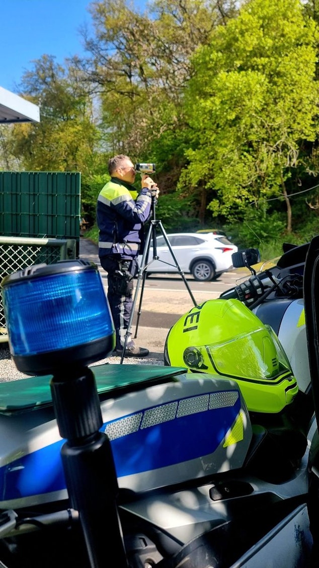 Polizei Mettmann kontrolliert Geschwindigkeit von Verkehrsteilnehmern.