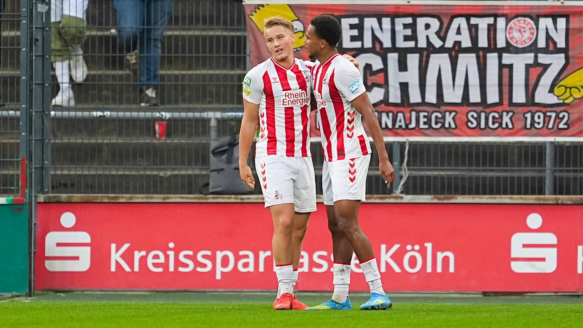 Torjubel bei Fynn Schenten und Youssoupha Niang im FC-Trikot.