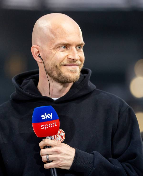 René Wagner spricht vor einem FC-Spiel im TV-Interview.