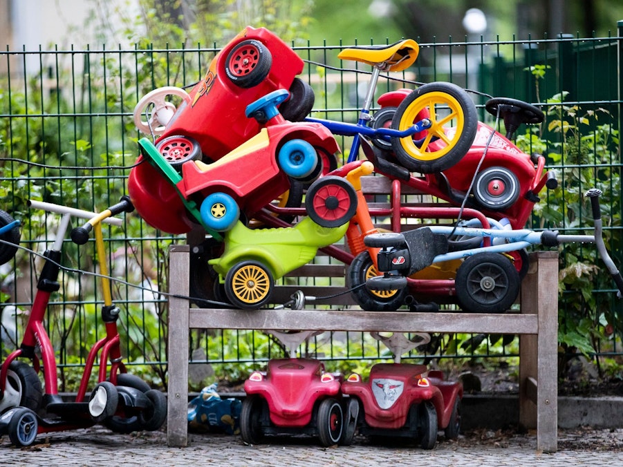 Spielautos für Kinder stehen vor einer Kita