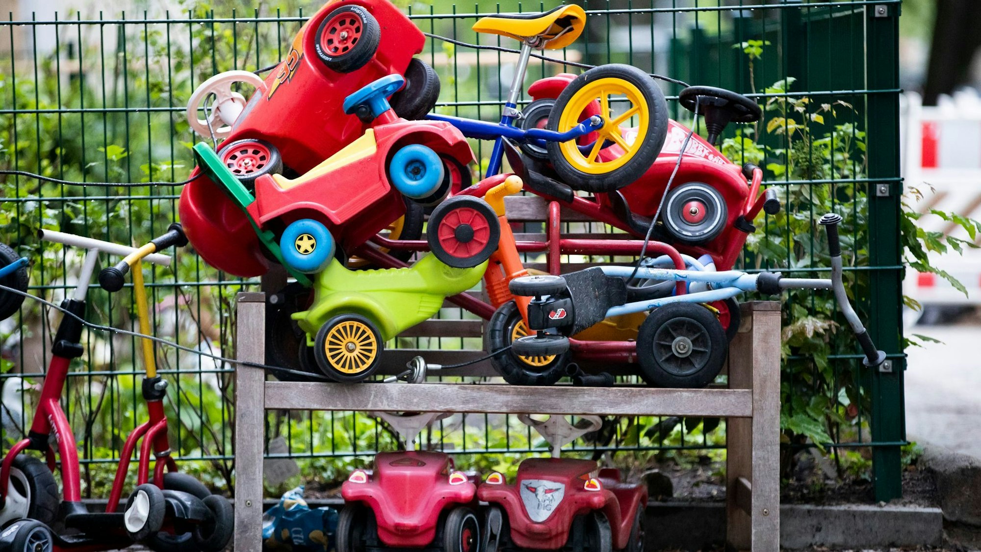 Spielautos für Kinder stehen vor einer Kita