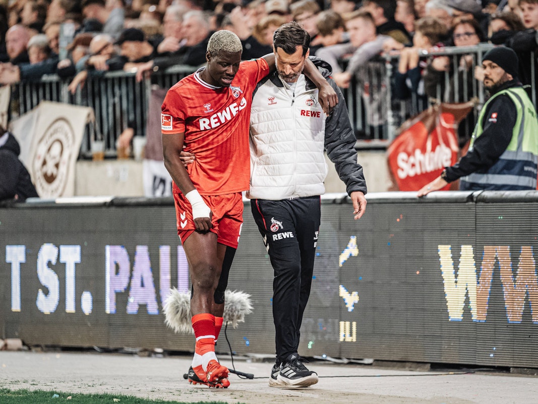 Ragnar Ache verlässt gestützt den Platz.