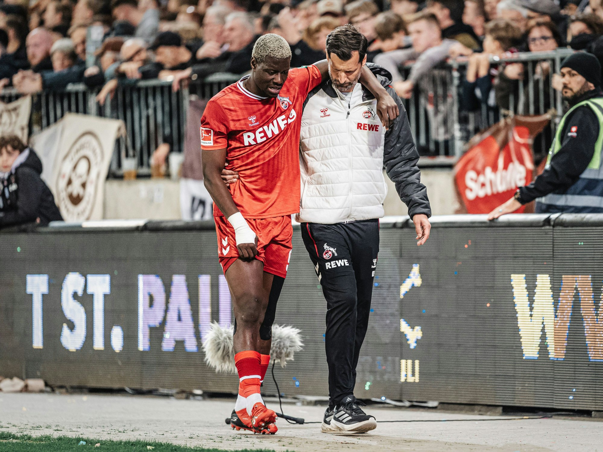 Ragnar Ache wird nach seinem verletzungsbedingten Abgang gestützt.