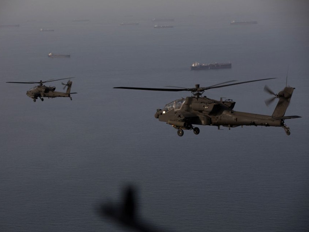 Dieses vom US-Zentralkommando am 18. April 2026 über dessen X-Account veröffentlichte Foto zeigt AH-64-Apache-Hubschrauber, die während eines Patrouillenflugs über der Straße von Hormus fliegen.