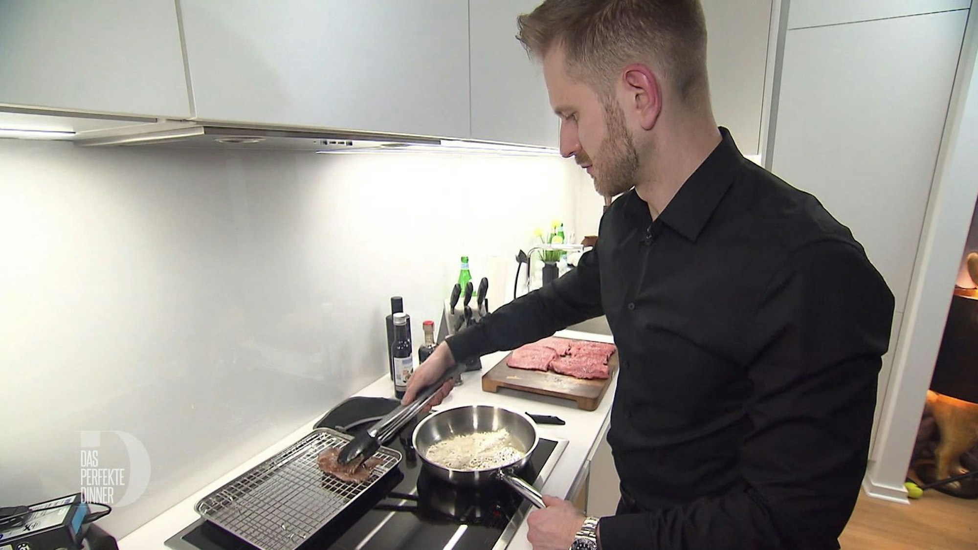 Das beste Fleisch hilft nichts, wenn beim Anbraten etwas schiefläuft.
(Bild: RTL)