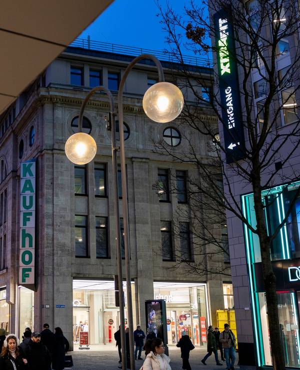 Außenaufnahmen des Warenhauses Galeria Kaufhof auf der Hohe Straße in der Kölner Innenstadt in der Abenddämmerung.