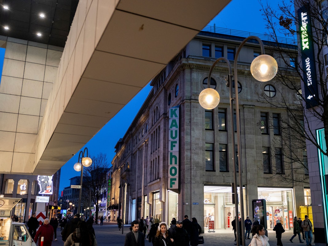 Außenaufnahmen des Warenhauses Galeria Kaufhof auf der Hohe Straße in der Kölner Innenstadt in der Abenddämmerung.