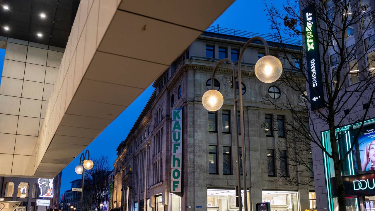 Außenaufnahmen des Warenhauses Galeria Kaufhof auf der Hohe Straße in der Kölner Innenstadt in der Abenddämmerung.