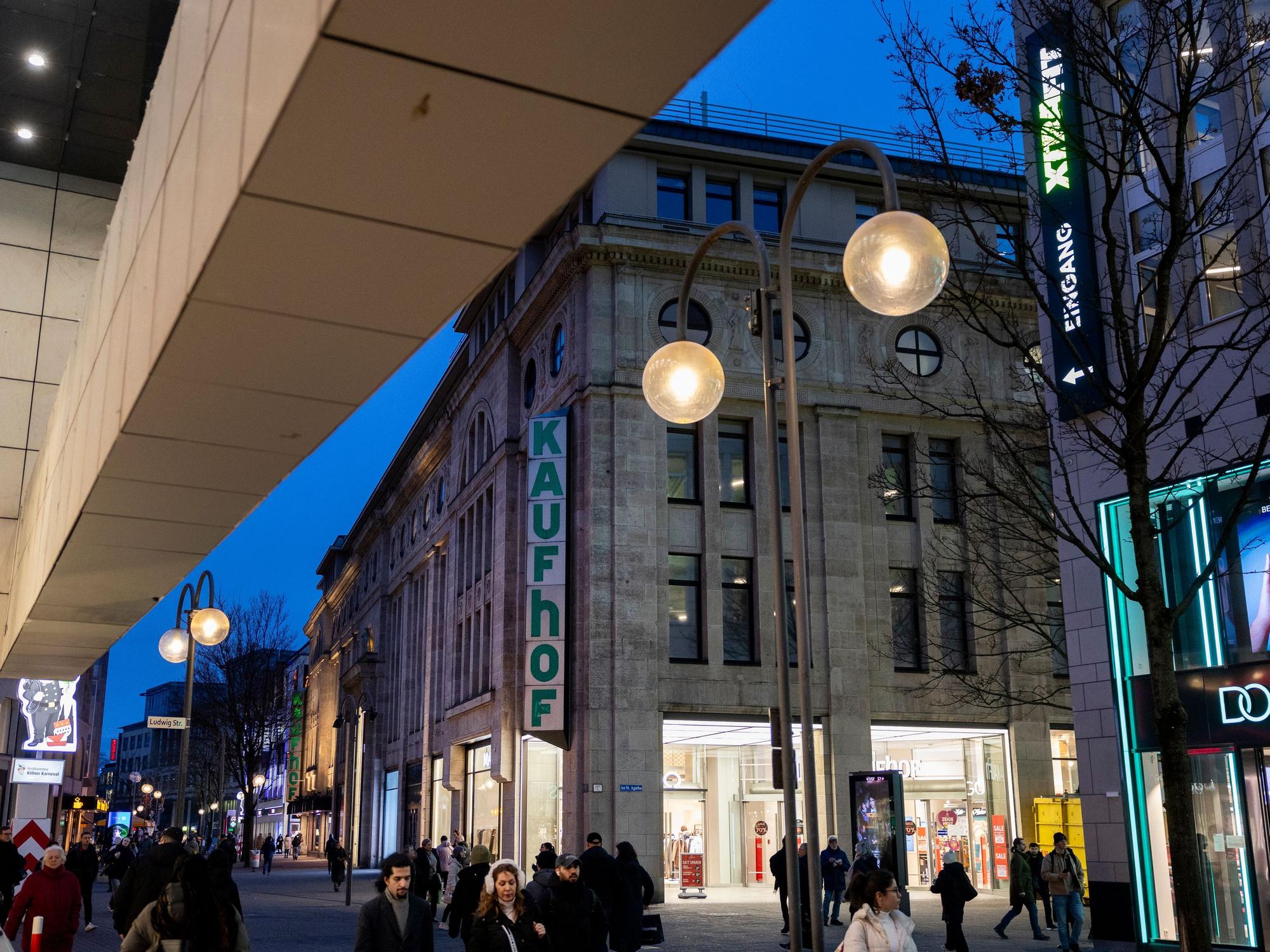 Außenaufnahmen des Warenhauses Galeria Kaufhof auf der Hohe Straße in der Kölner Innenstadt in der Abenddämmerung.