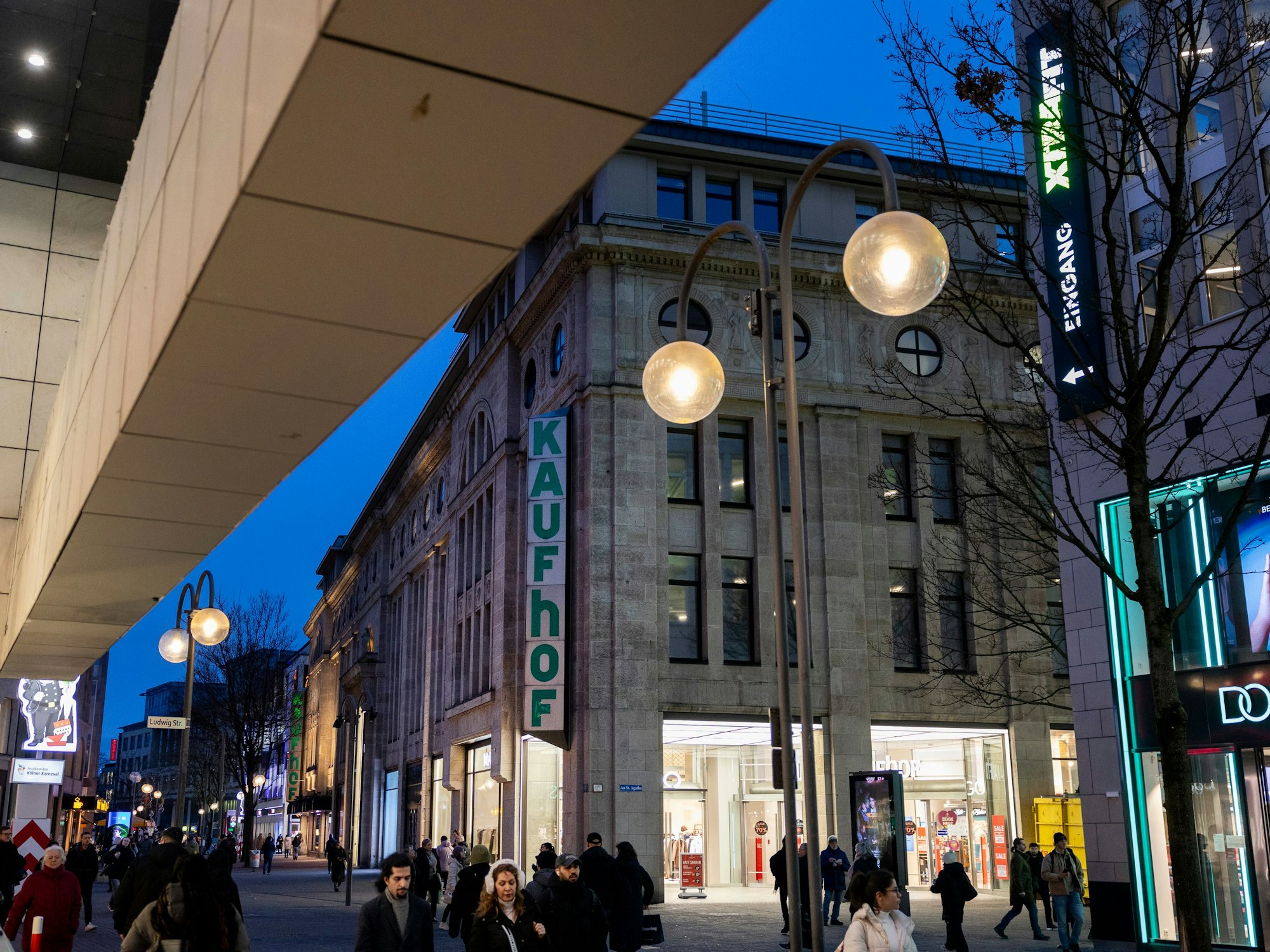 Außenaufnahmen des Warenhauses Galeria Kaufhof auf der Hohe Straße in der Kölner Innenstadt in der Abenddämmerung.