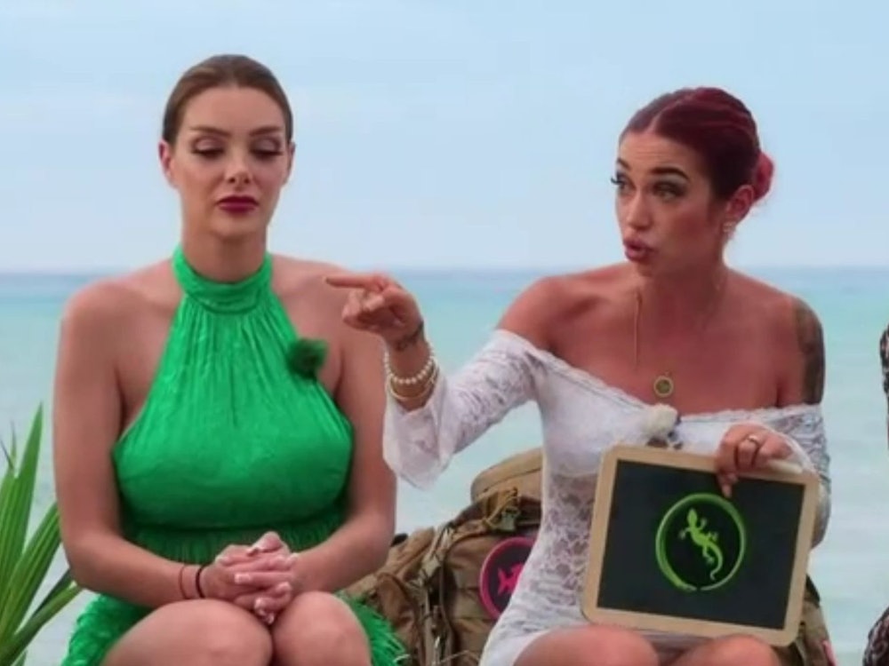 Ariel (rechts, mit Nathalie Gaus-Citiolo) geriet auch im Finale von „Reality Queens“ einmal mehr mit Hati Suarez aneinander. (Bild: RTL)