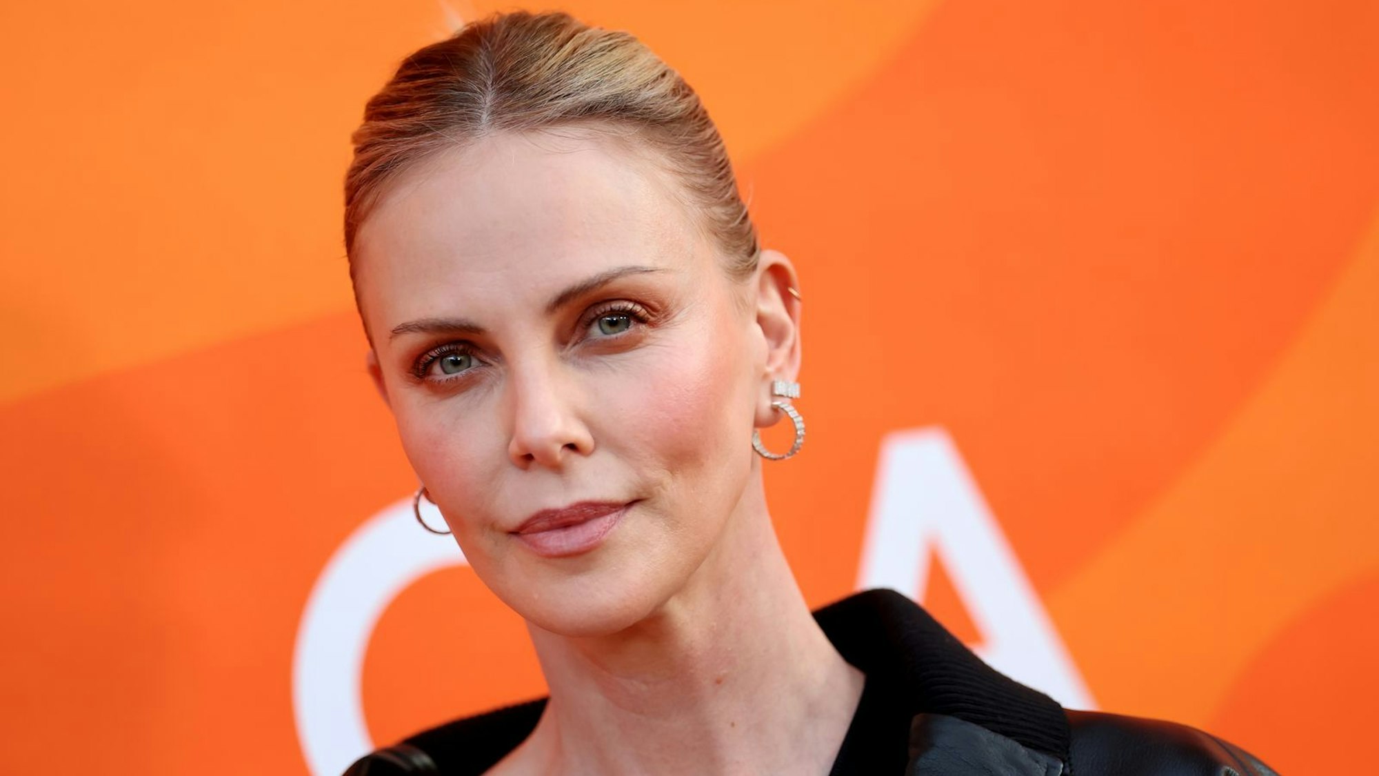 Charlize Theron hat im Interview mit der „New York Times“ über den Abend gesprochen, an dem ihre Mutter ihren Vater aus Notwehr erschoss. (Bild: 2025 Getty Images/Monica Schipper)
