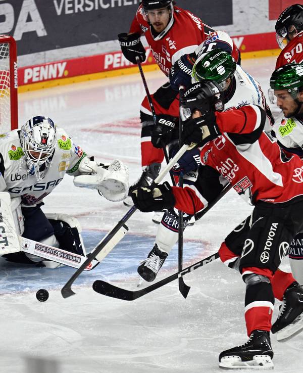 Spielszene im DEL-Duell der Eisbären Berlin gegen die Kölner Haie.