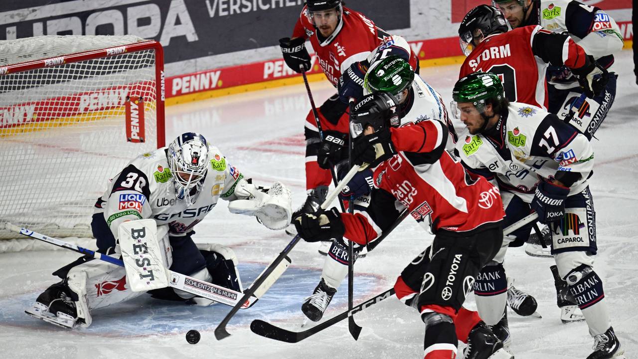 Spielszene im DEL-Duell der Eisbären Berlin gegen die Kölner Haie.