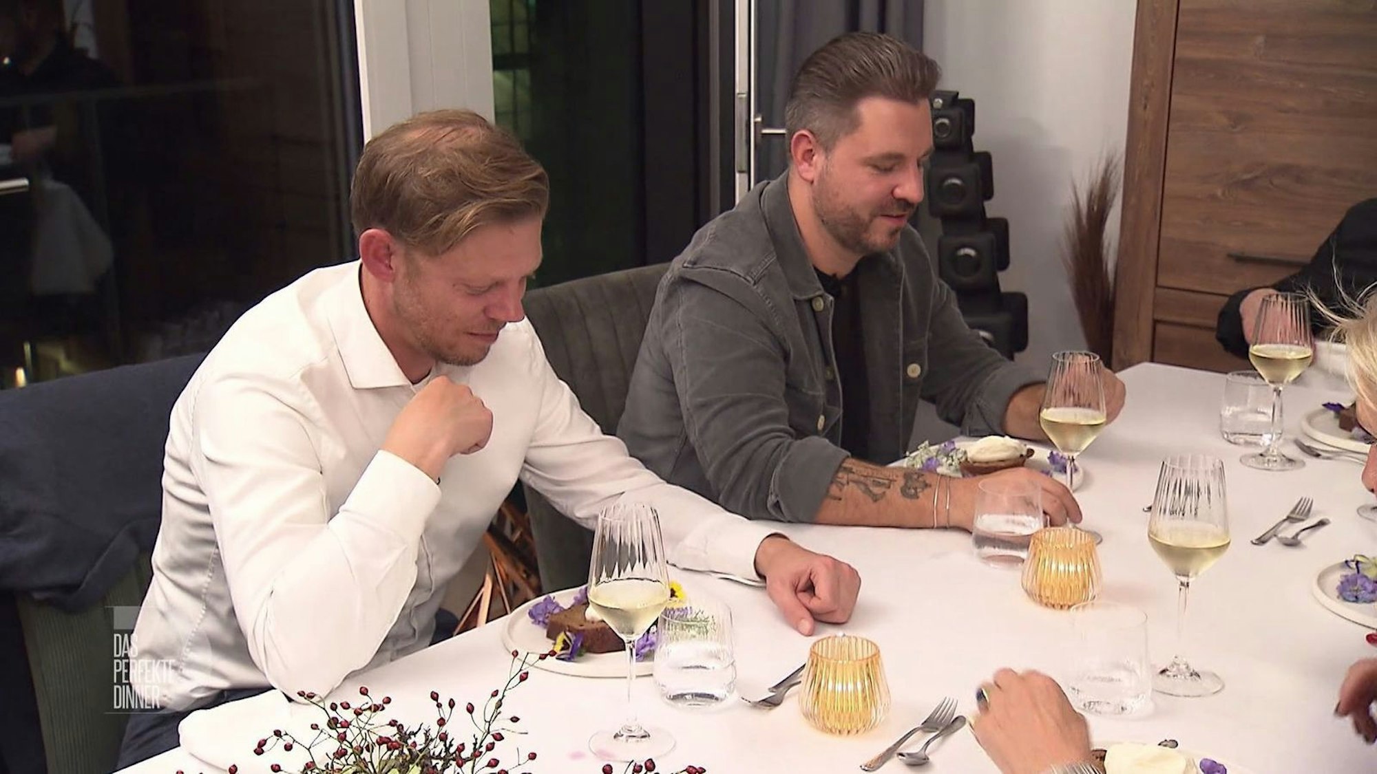 Mark (links) und Daniel beäugen die Scheibe Zucchinibrot mit Saurer Sahne und Blümchen.
(Bild: RTL)