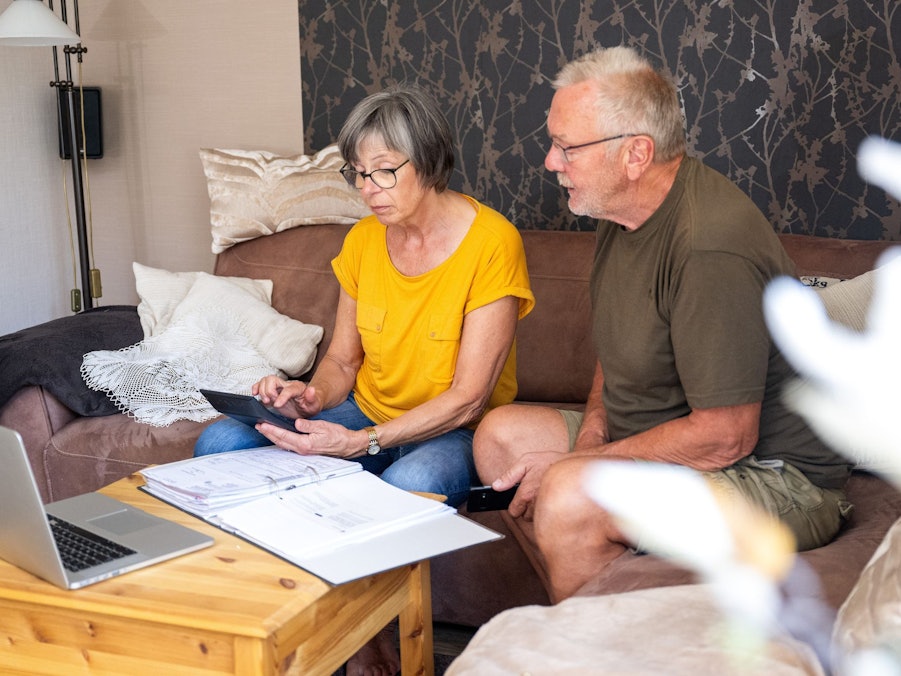 Senioren gehen Unterlagen durch