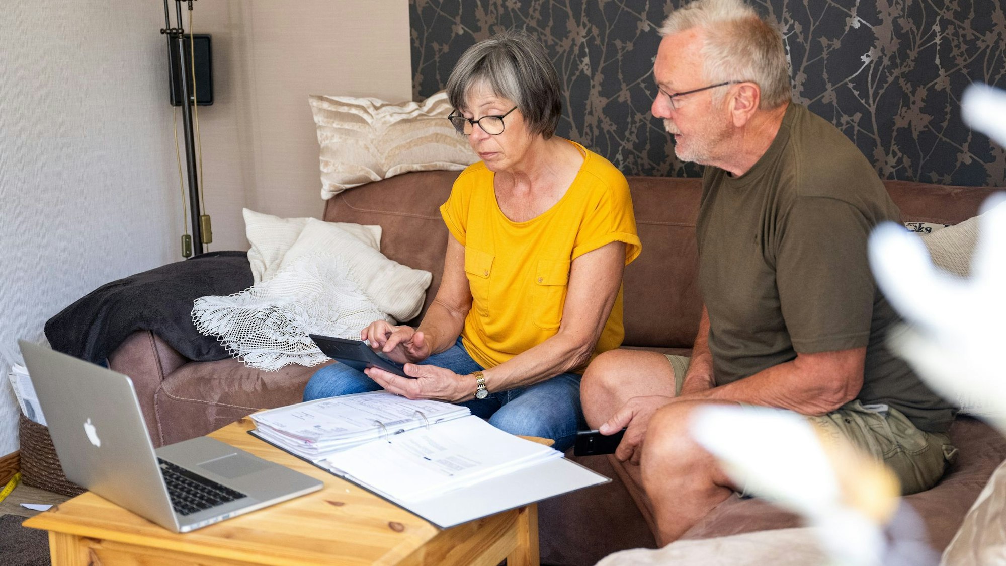 Senioren gehen Unterlagen durch