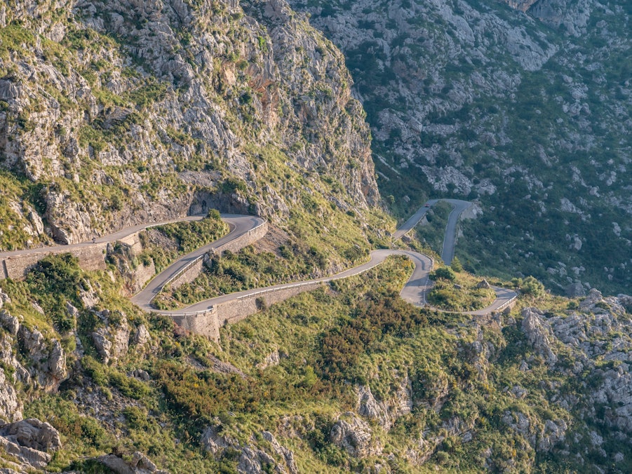 Serpentinenstraße durch grüne Berge