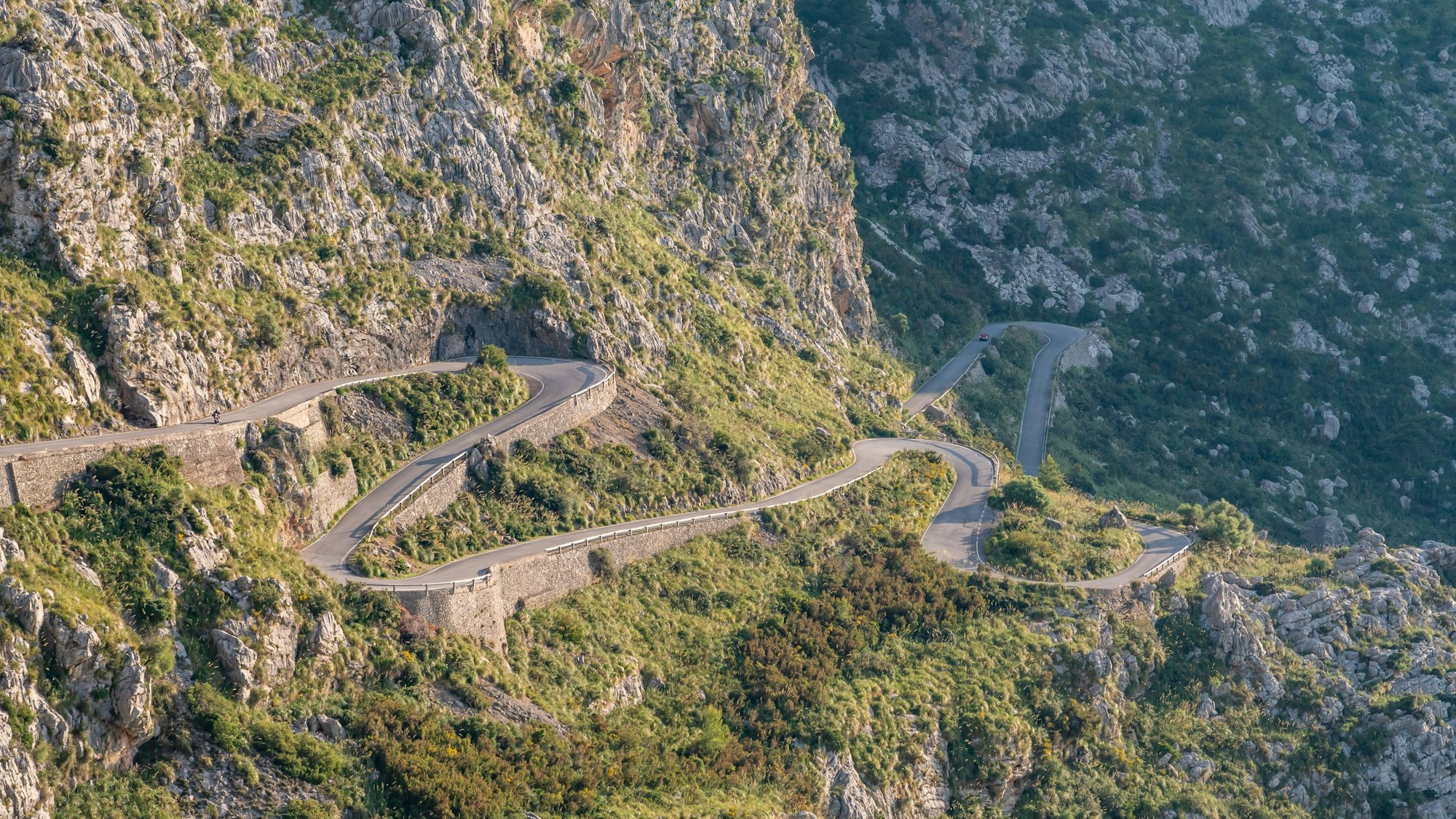 Serpentinenstraße durch grüne Berge