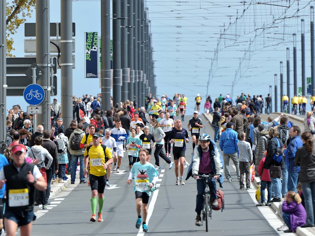 Menschen laufen über eine Brücke.