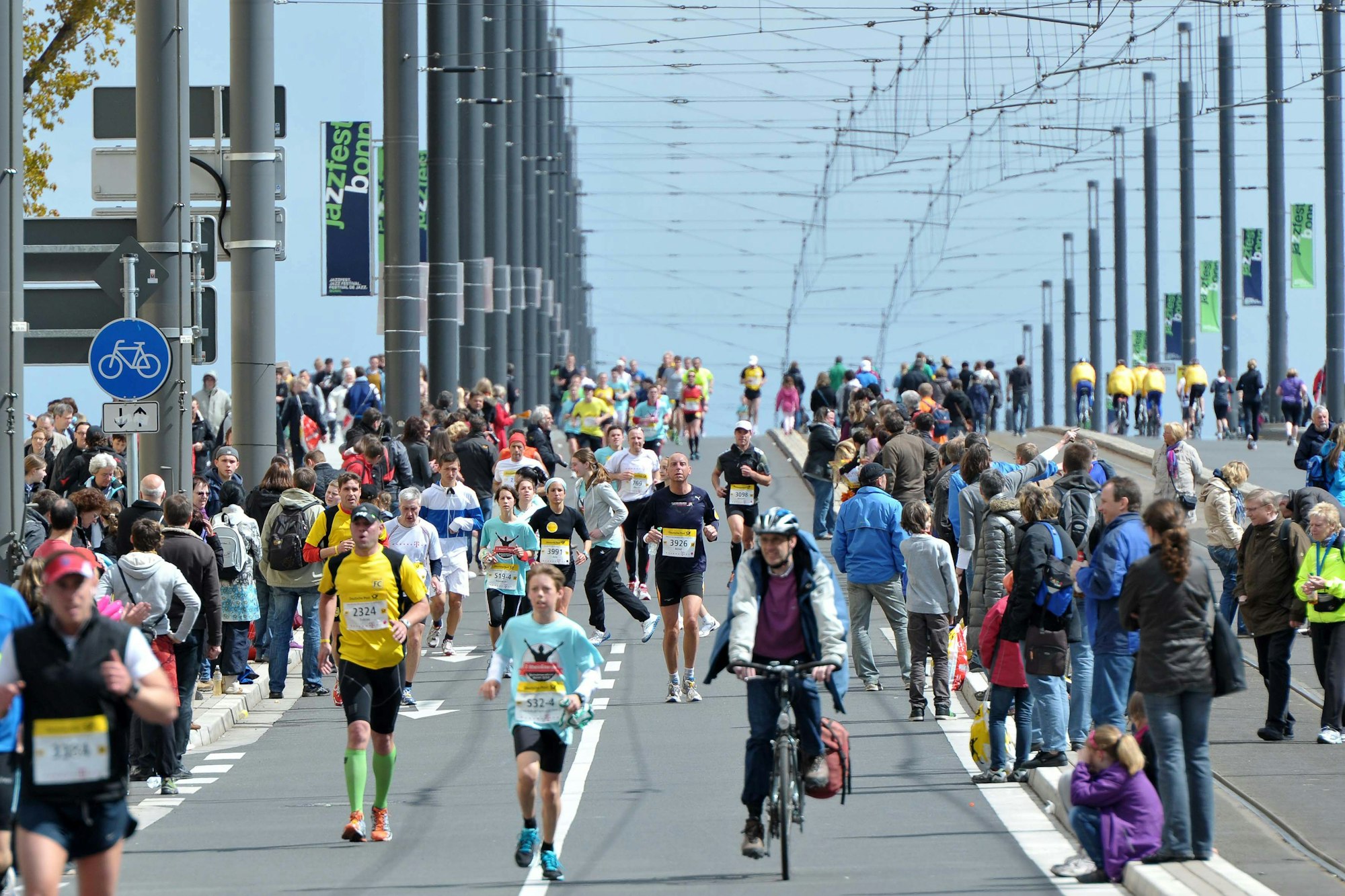 Menschen laufen über eine Brücke.