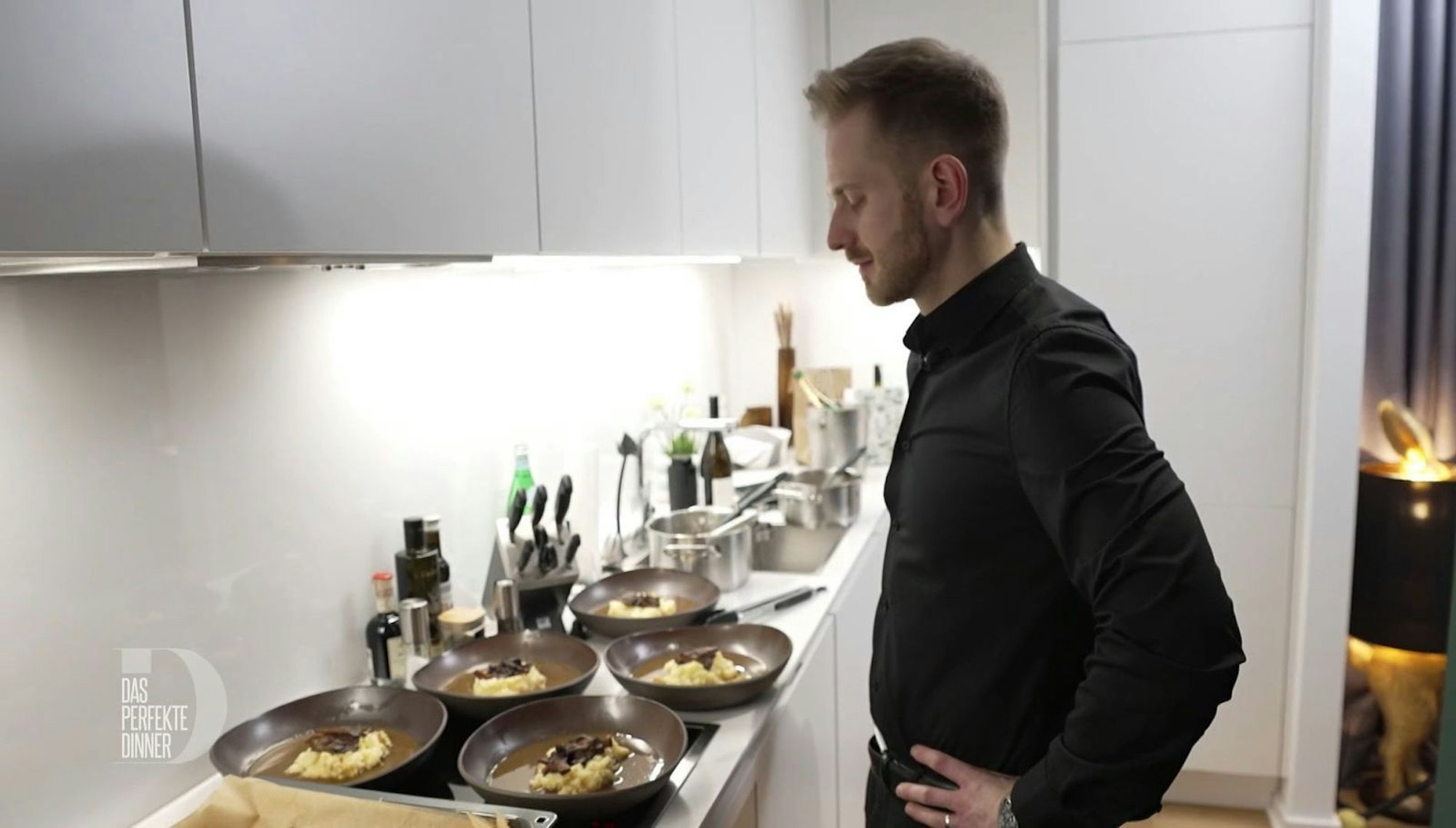 Albert bezweifelt, dass seine Suppe die richtige Entscheidung fürs Menü war.
(Bild: RTL)